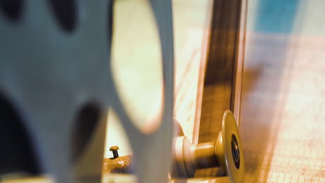 herramientas de cine retro con bobinas y película en primer plano de la habitación