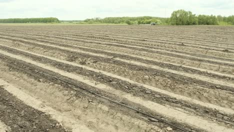 sistema de riego de agua en un campo