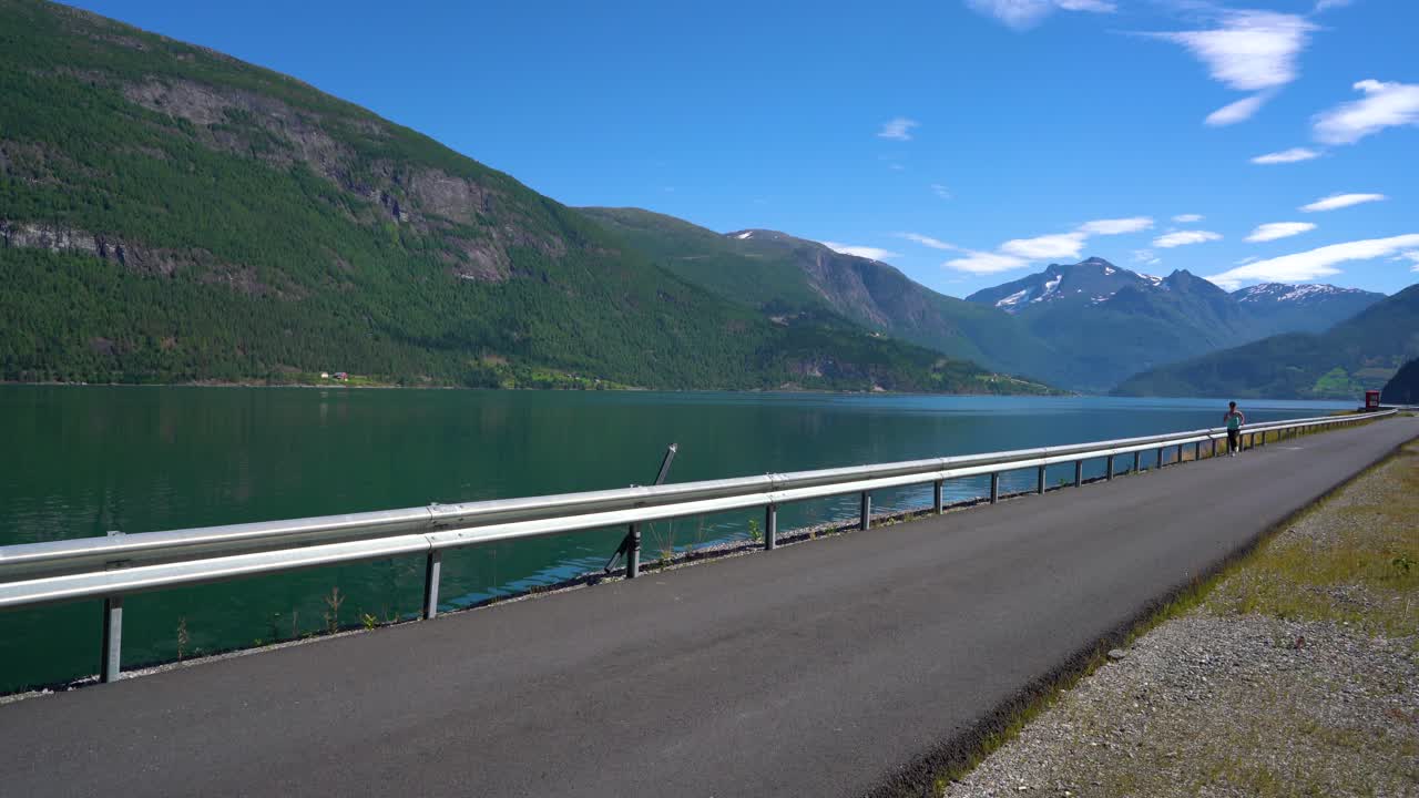 야외에서 조 ⁇ 을 하는 여자