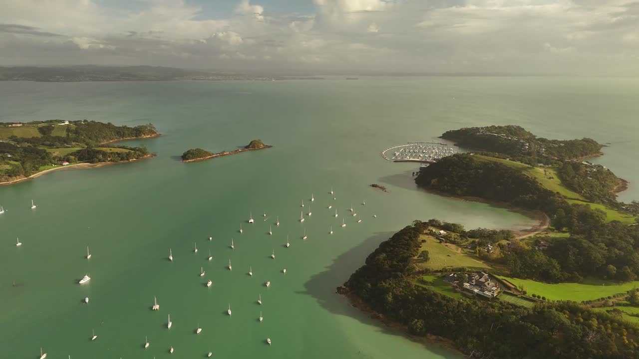Panoramic view over Shelly Beach in the Surfdale area of ​​Waiheke Island, New Zealand.