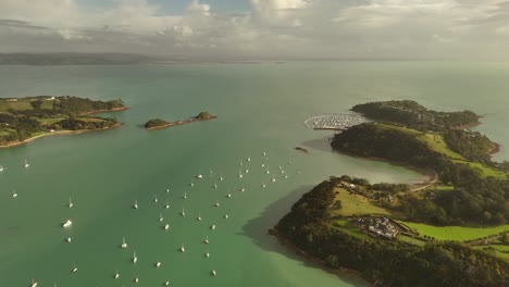 panoramic view over shelly beach in the surfdale area of ​​waiheke island, new zealand.