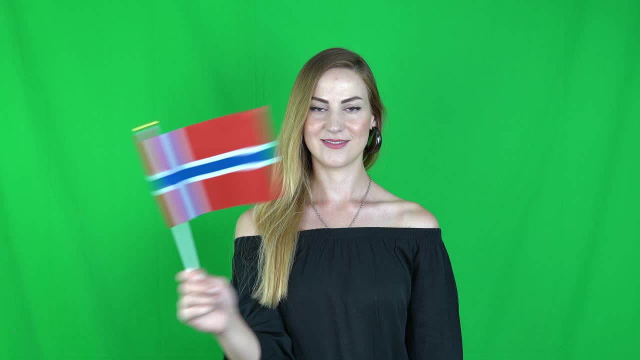 노르웨이 발 앞에서 금발 여자가 흔들고 녹색 화면, 크로마 키 배경