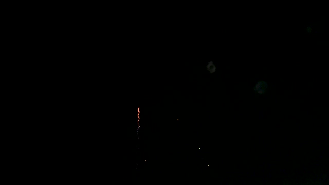 어둠 속에서 빛나는 패턴을 만들어 내는 축하 불꽃 폭발