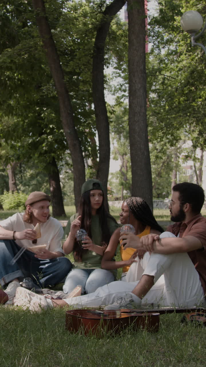 친구 들 이 공원 에서 피크닉 을 즐기고 있다