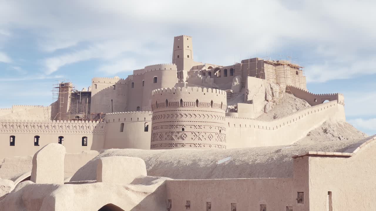 restaurado arg-e bam ciudadela, kerman, irán bajo cielos azules