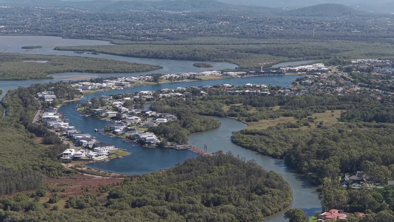 Ripresa aerea sull'isola di Jabiru a Paradise Point, QLD, Australia