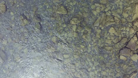 drone sobre hermoso río turquesa claro-1