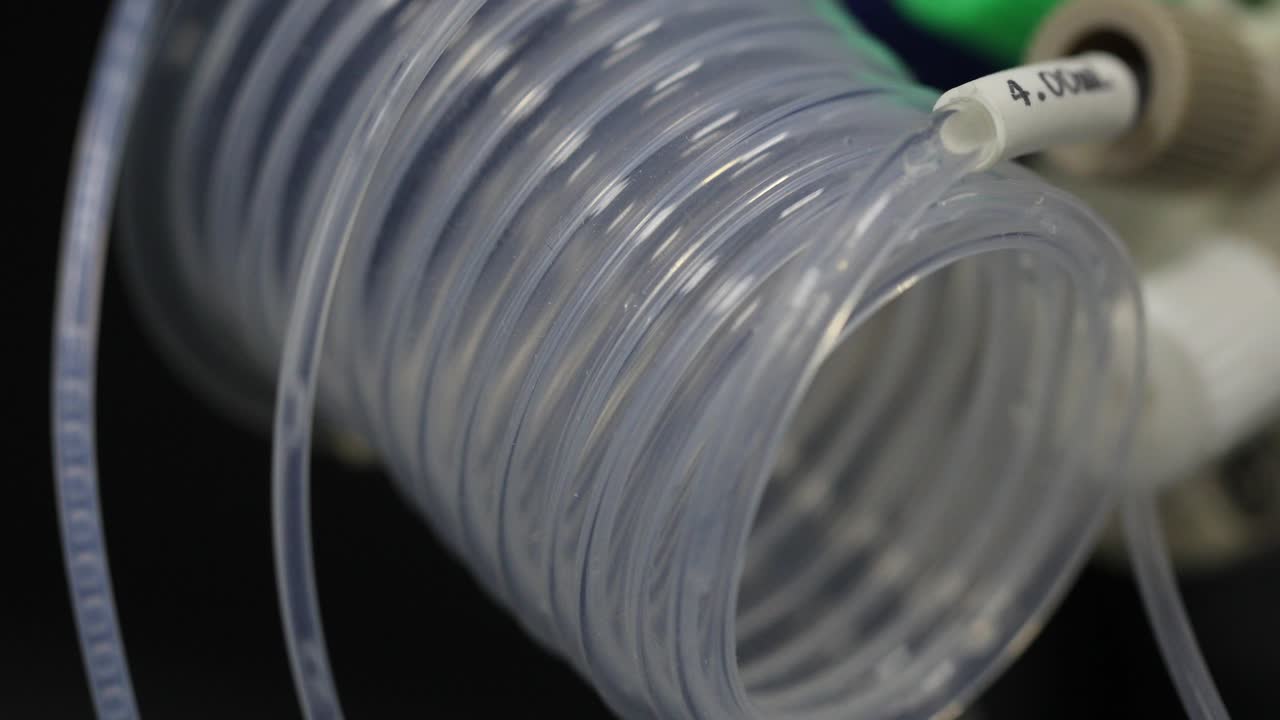 은 플라스틱 튜브의 클로즈업