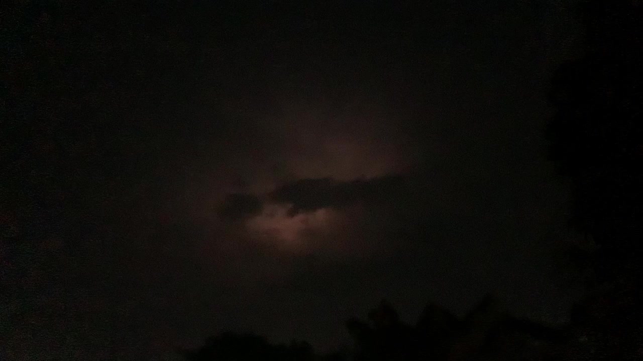 Intenso temporale con fulmini tra le nuvole nel cielo notturno subito dopo una forte tempesta estiva. Disastri naturali e cambiamento climatico.