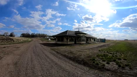 Antigua-Estación-De-Tren-En-El-Campo-En-Un-Buen-Día