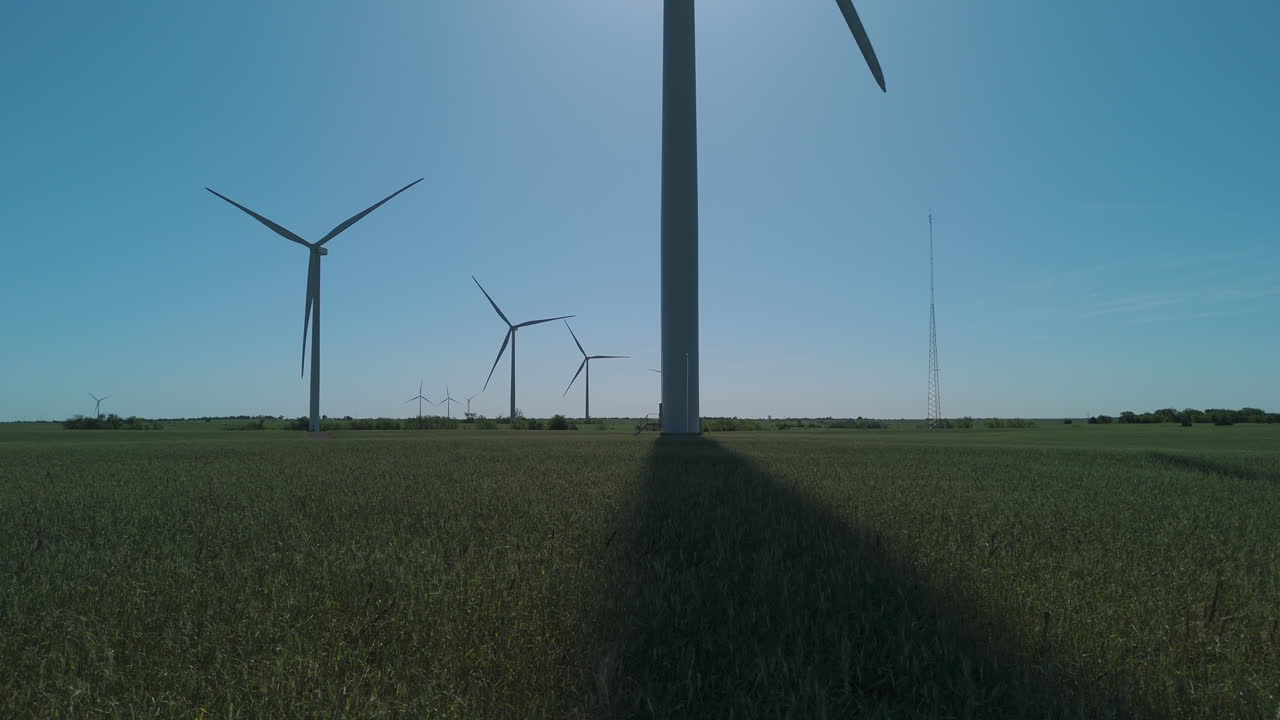 Oklahoma - Turbine in un campo verde, ombra sulle colture.