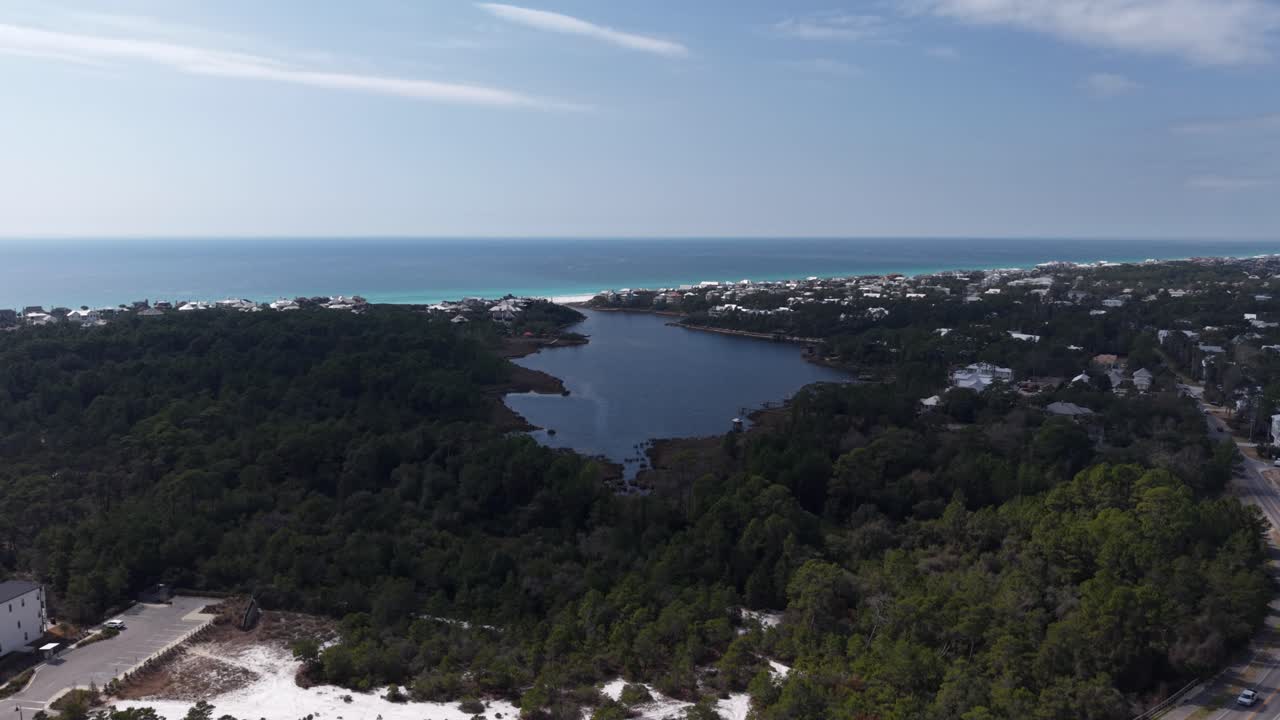 Droneflyging oppover over et boligområde under utvikling mot kystmiljøet ved Draper Lake, 30A, Florida, USA.