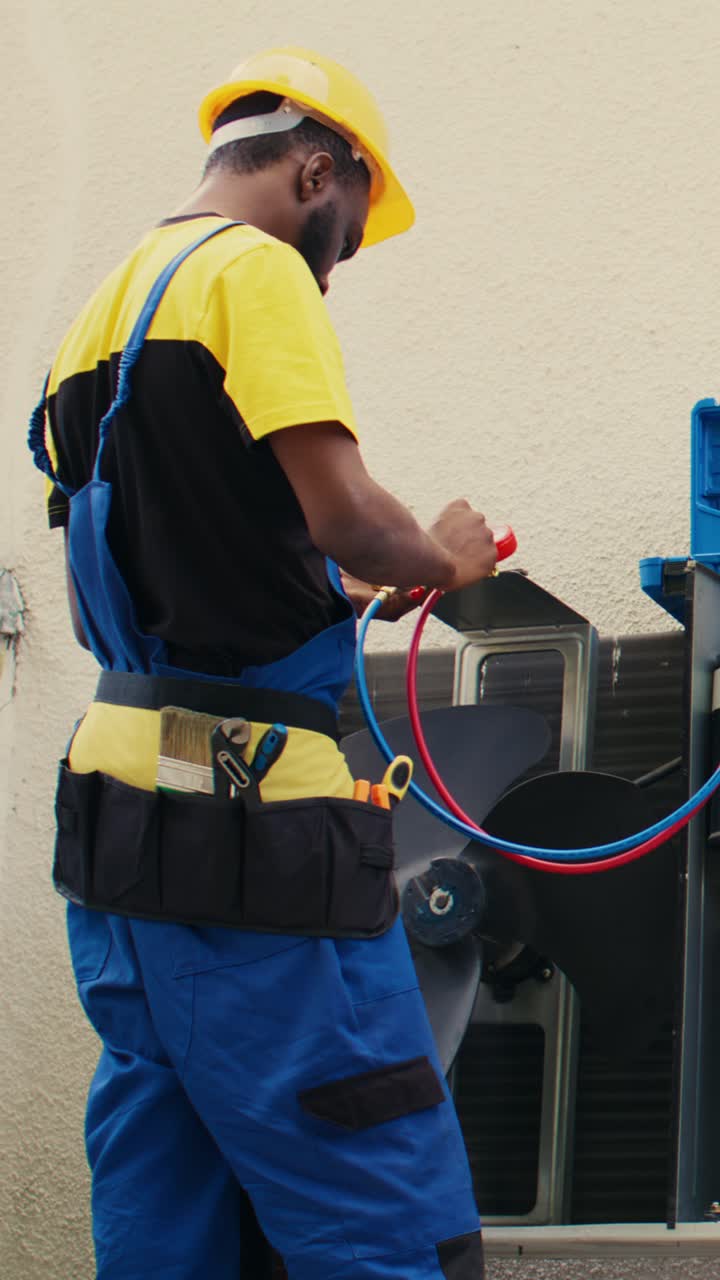 Servicetekniker kalibrerer barometer-målere i en vertikal video