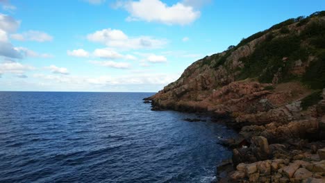 Acantilados-Afilados-Junto-Al-Océano