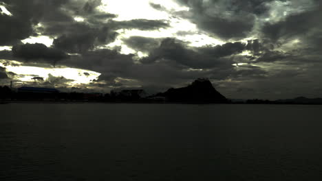 Blick-Auf-Die-Bucht-Und-Die-Wolken-Vom-Strand-In-Thailand