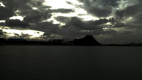 mirando la bahía y las nubes desde la playa en tailandia