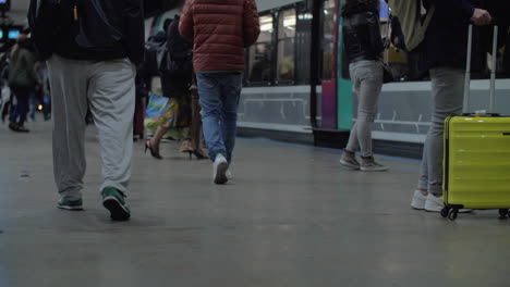 Gente-Que-Viaja-A-La-Ciudad-En-Metro