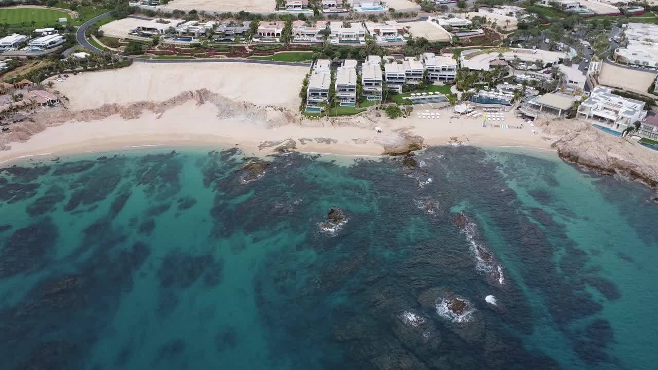 멕시코의 아름다운 해안선인 칠레노 해변에서 푸른 바다의 전망과 함께 물 속의 바위, 여행자와 휴양객을 위한 호텔 시설과 아름다운 해변을 볼 수 있습니다.