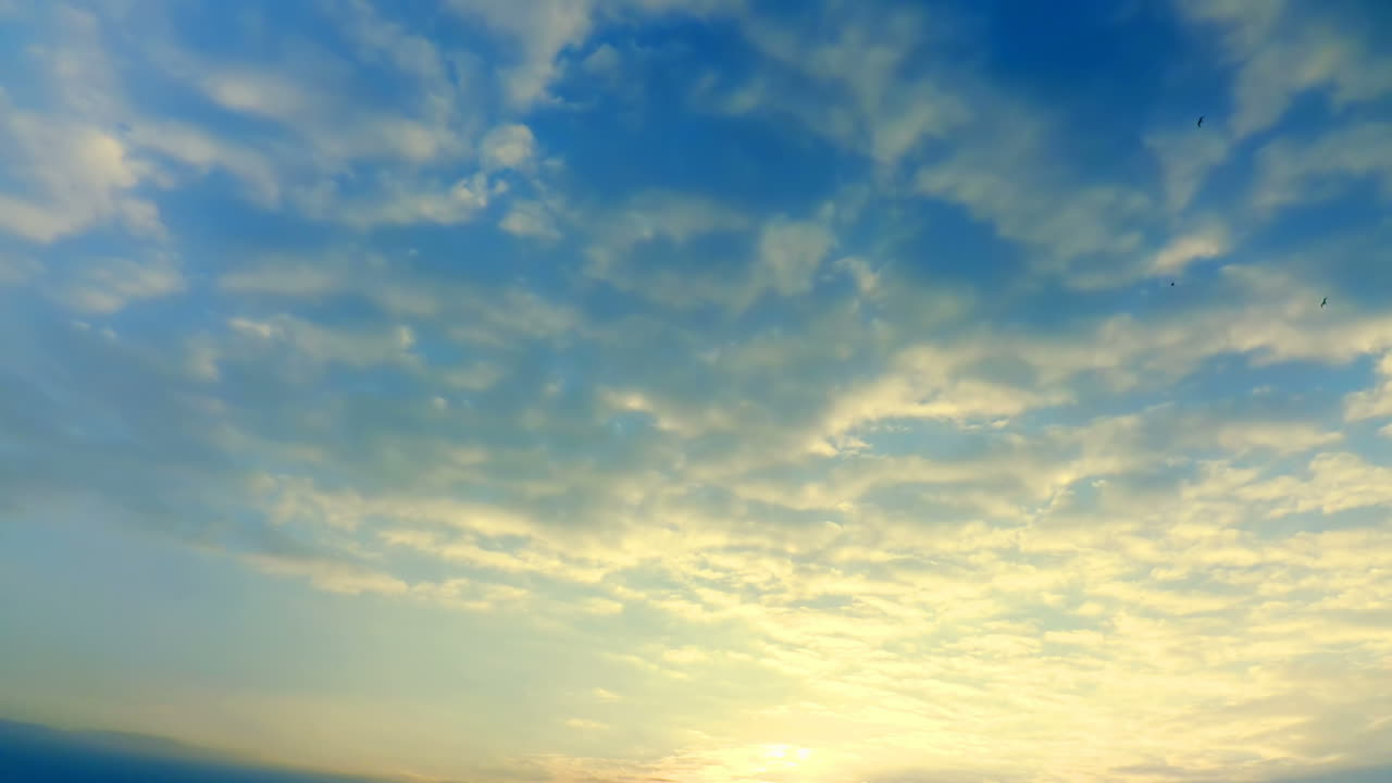 Nuvole nel cielo. Timelapse. Riprese in timelapse