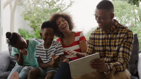 Familia-Disfrutando-Del-Tiempo-Libre-En-Casa