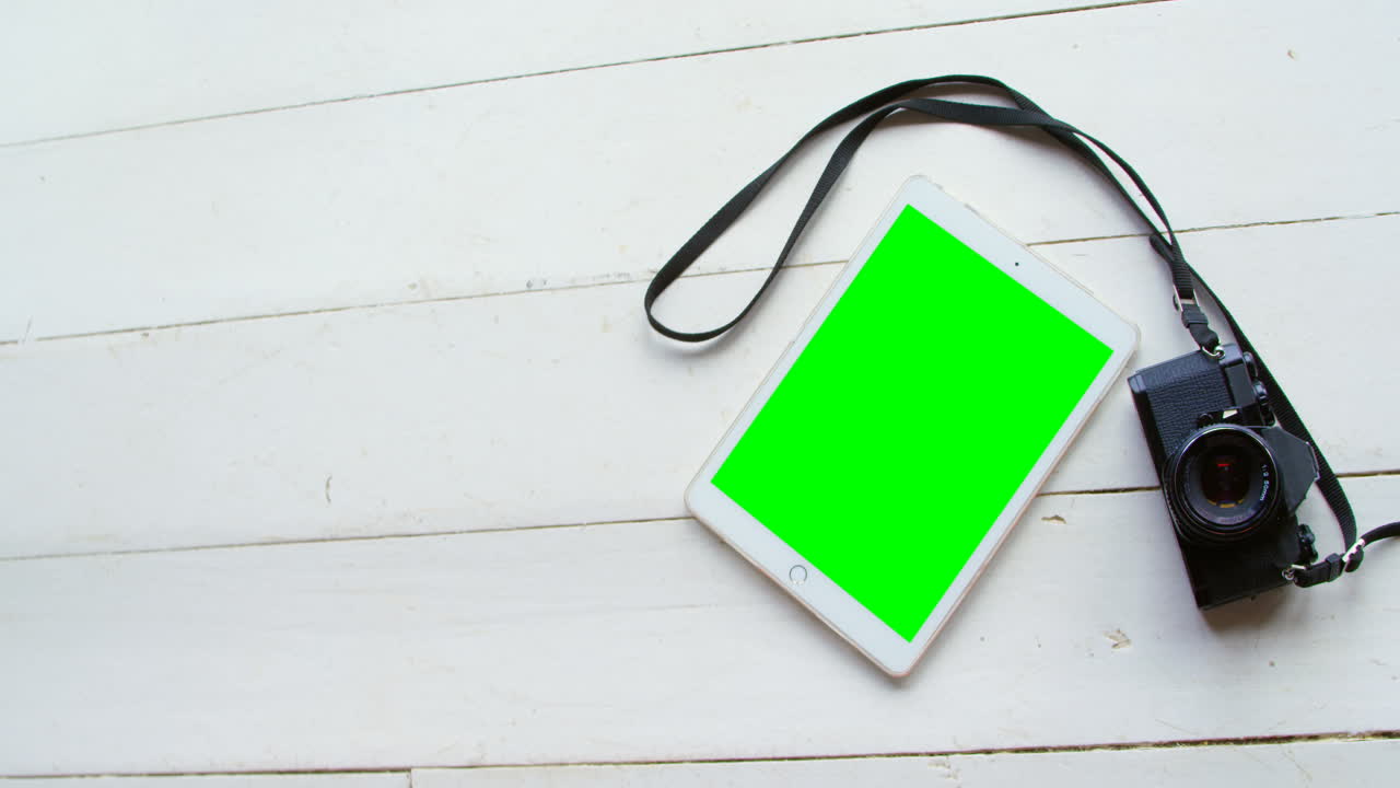 vista de ángulo alto de la mesa digital y la cámara digital en el hogar 4k