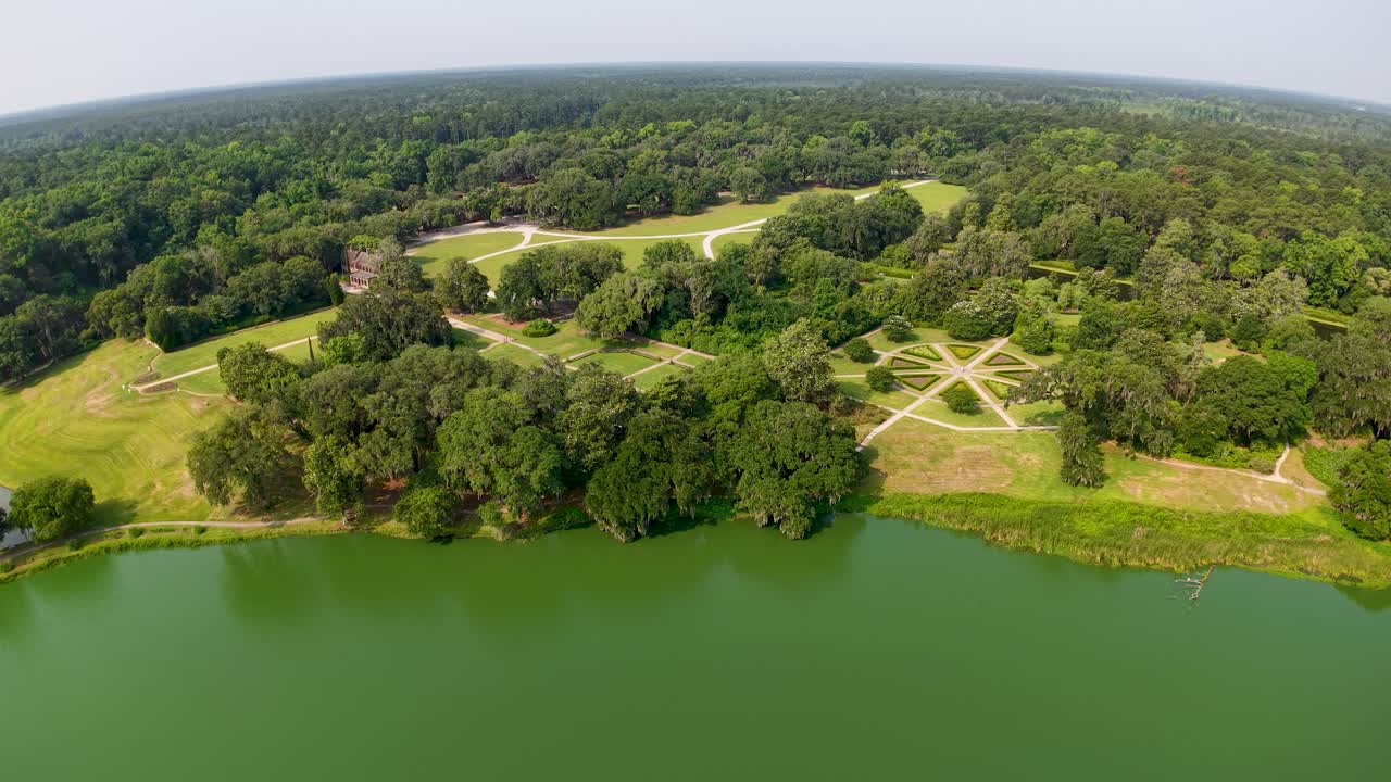 Dronebeelden van Middleton Place Plantation leggen een kalm meer of lagune vast, omzoomd door beboste oevers en verzorgde open plekken nabij Charleston, South Carolina