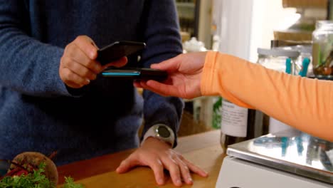 sección media del cliente que hace el pago en el mostrador en el supermercado 4k