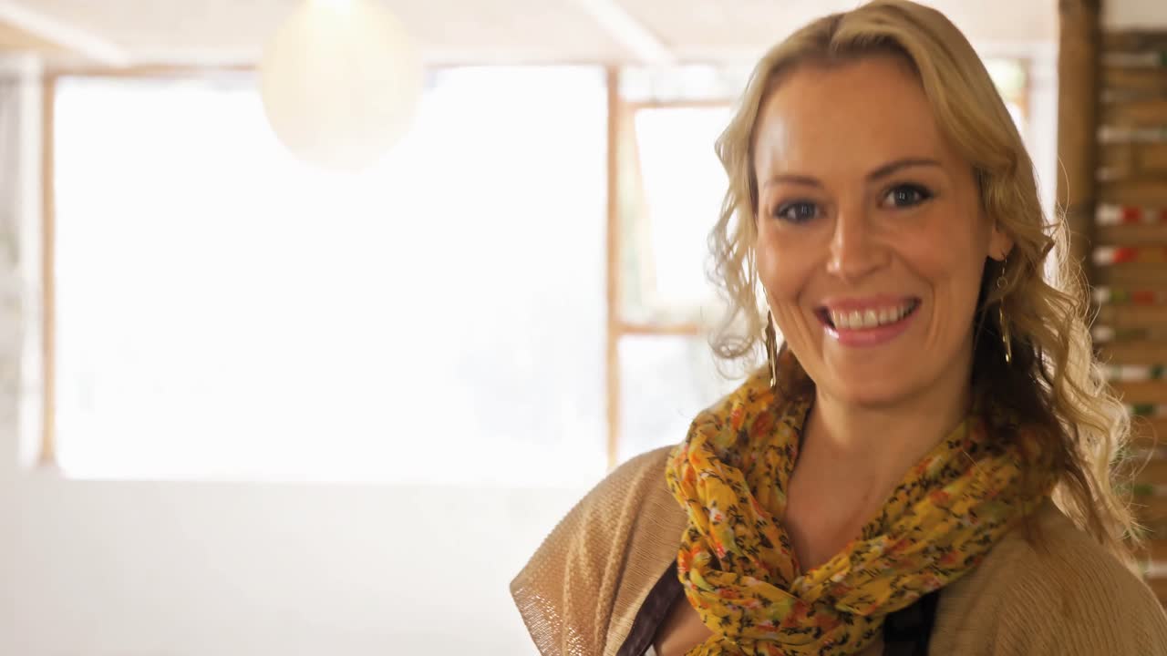 hermosa mujer alfarera comprobando la olla