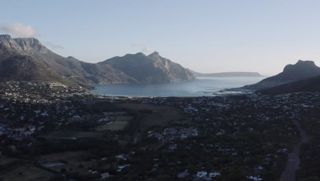 Antena-Hout-Bay,-Ciudad-Del-Cabo-Seguimiento-Adelante-Inclinar-Hacia-Abajo-Hora-Dorada-4k