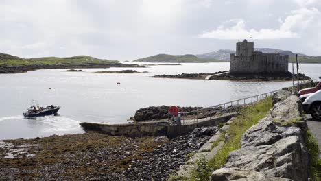 Statische-Aufnahme-Eines-Rhib,-Der-Den-Steg-Verlässt-Und-In-Richtung-Kisimul-Castle-In-Castlebay-Fährt