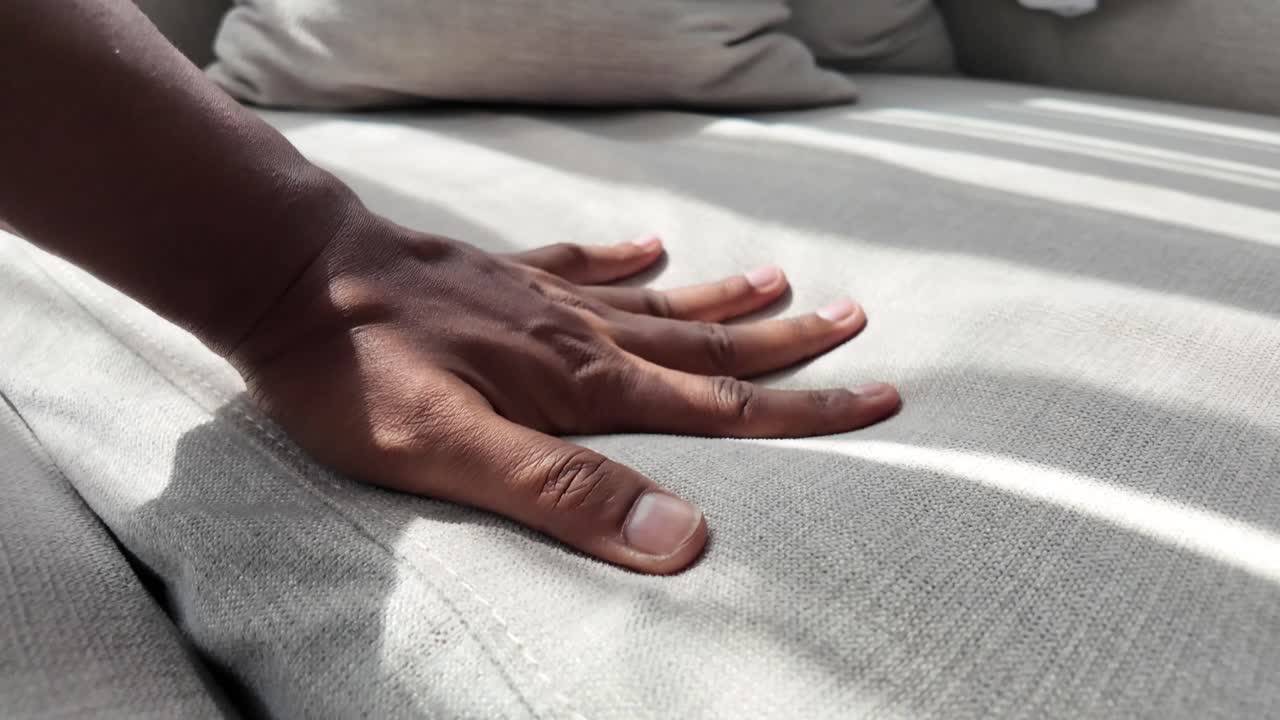 Mano su un divano