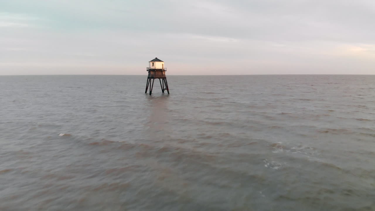 해질녘에 섹스, 도버코트에 있는 등대 중 하나 위로 해변에서 공중 비행