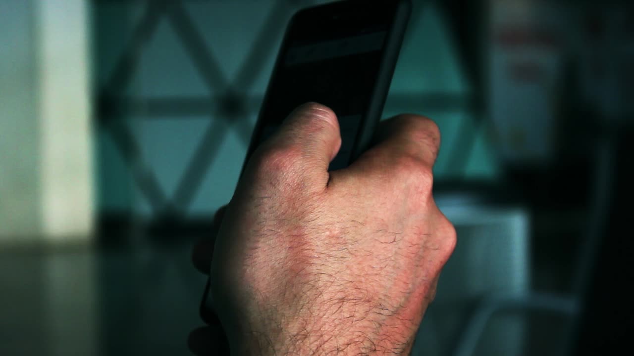 Primo piano di una mano che scorre su un telefono