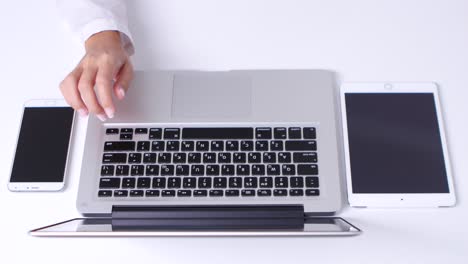 pago en línea con portátil, teléfono móvil y tableta