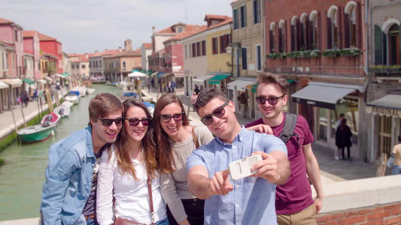 amigos felices tomando una selfie en venecia