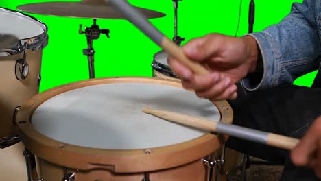 en las manos del baterista tocando el tambor