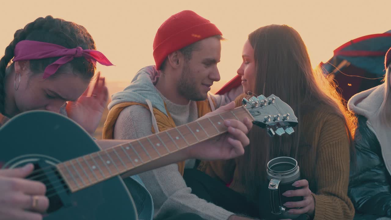 커플 은 캠프 에서 친구 들 과 함께 시간을 보내는 플레이드 를  ⁇ 고 있다