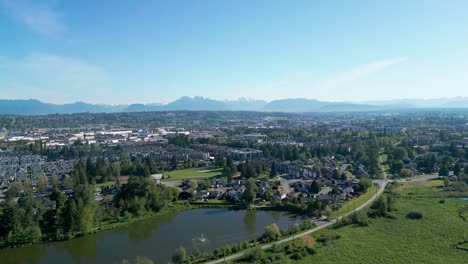 Eine-Drohnenaufnahme-Der-Stadt-Langley,-Kanada