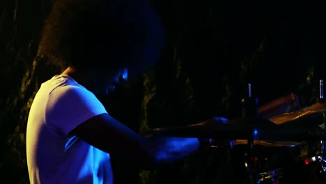 baterista tocando en un conjunto de tambores 4k