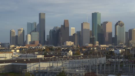 Toma-Aérea-Panorámica-Hacia-La-Derecha-Del-Centro-De-Houston,-Texas.