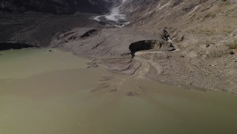 Vista-Panorámica-Del-Lago-Glaciar-Alpino,-Arroyo-Del-Lago-De-Fusión-Del-Glaciar-Pasterze-Al-Pie-De-La-Montaña-Grossglockner-En-El-Parque-Nacional-De-Alto-Tauern,-Austria