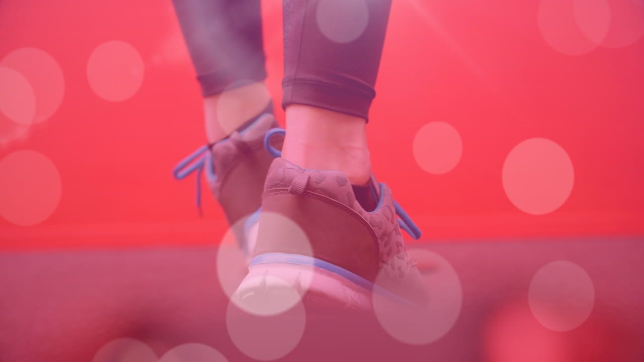 ⁇ 은 배경에서  ⁇ 고 있는 백인 여성 위의 빛 반점의 애니메이션