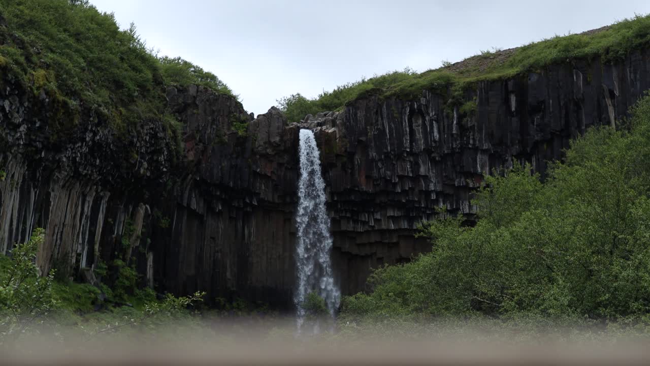 hermosa cascada svartifoss en el parque nacional skaftafell en islandia, 4k