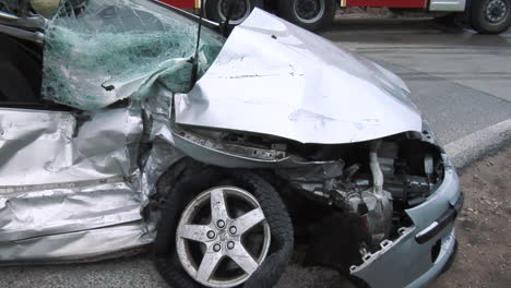 accidente automovilístico, accidente automovilístico dañado después de una fuerte colisión