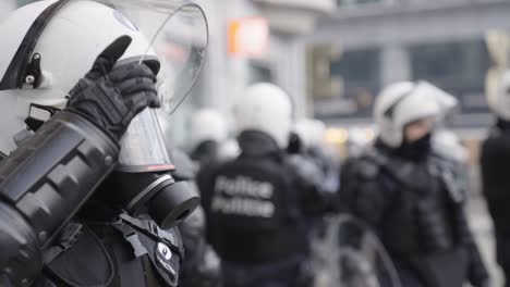 Bewaffneter-Polizist-Mit-Gasmaske-Zum-Schutz-Vor-Tränengas