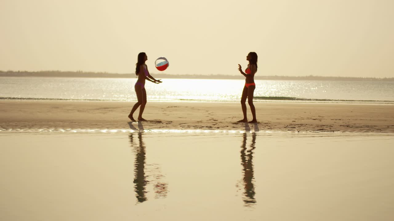 행복한 아프리카계 미국인, 아시아계 중국인 소녀, 일몰