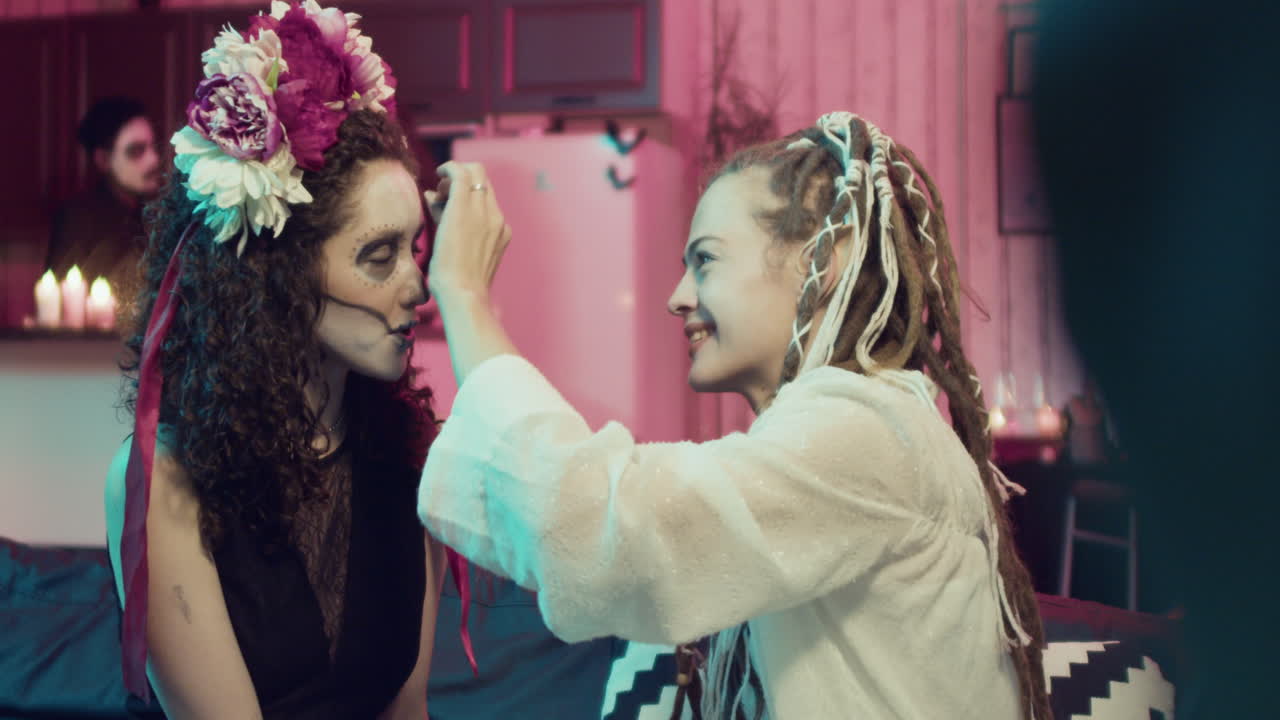 женщины на вечеринке в честь хэллоуина