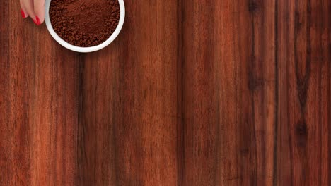 ofreciendo café instantáneo