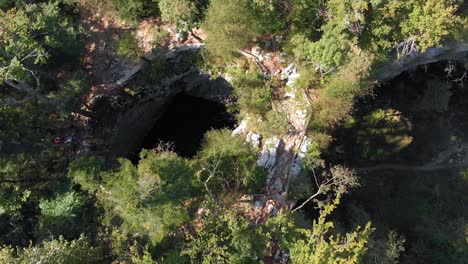 vista superior de drones de un alto acantilado en el bosque