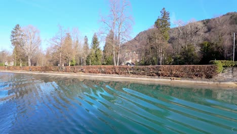 Ruhiges-Wasser-Des-Thunersees-In-Spiez,-Schweiz,-Klarer-Himmel,-Ruhige-Atmosphäre,-Bootsperspektive